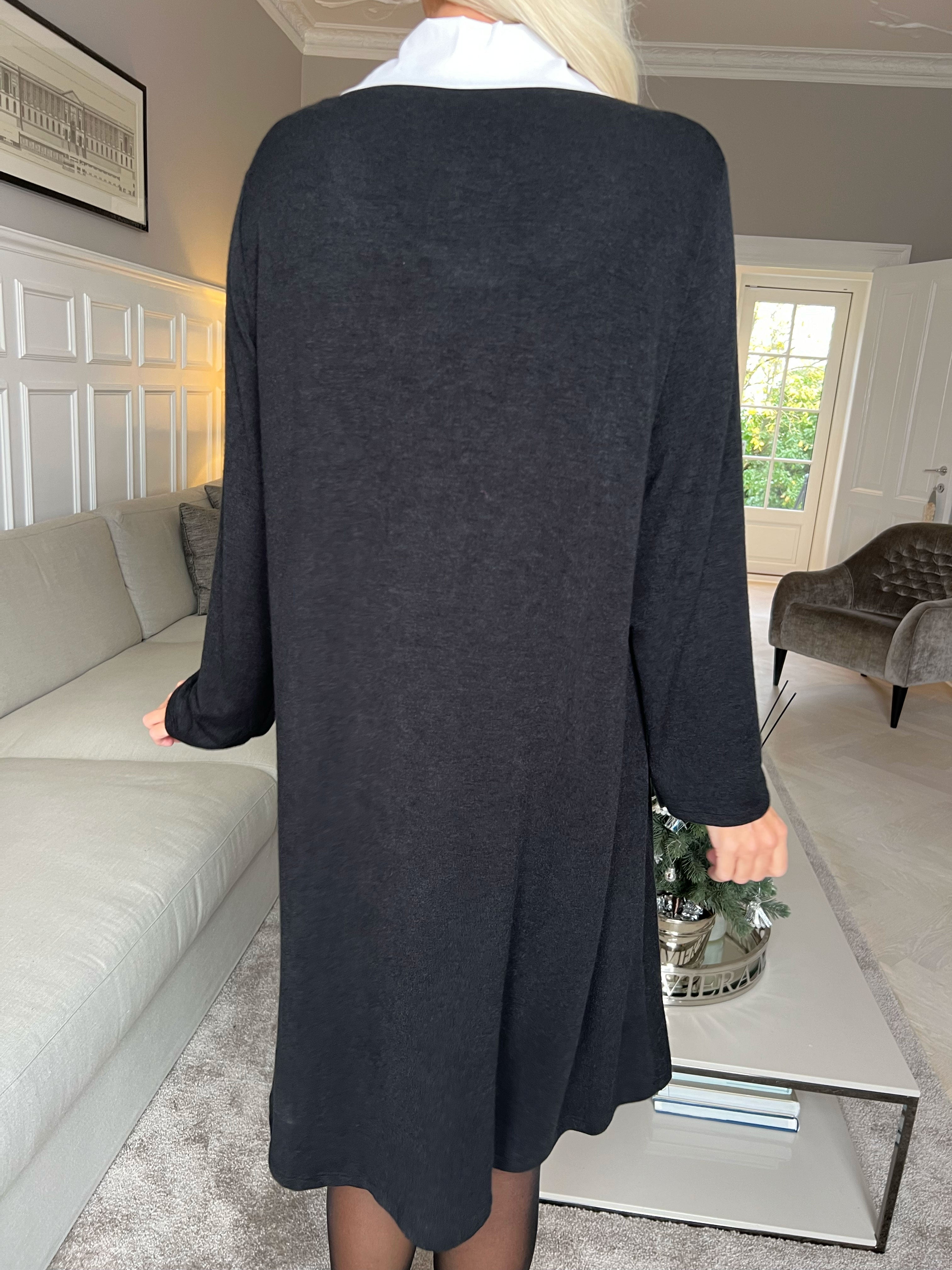 Rita Long - Dejlig blød kjole med hvid skjortekrave